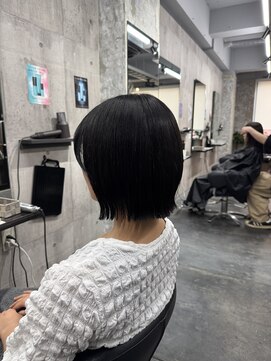 コワファースト長崎シャンプーボーイ 2nd(COIFF1RST 長崎 SHAMPOO BOY) ぱつっとボブ ショートボブ 外ハネボブ 透明感カラー