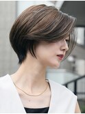 表参道丸みショートボブレイヤーカットアッシュグレー40代