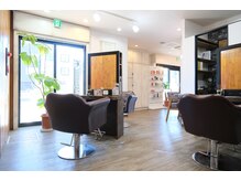 ブルームス(Bloom's)の雰囲気(自然光の入る明るい店内&ゆったりとしたセット椅子が◎)