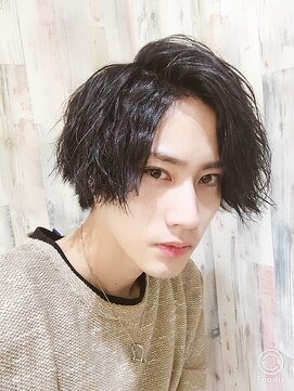 シン(syn) アップバング ツーブロックマッシュ 束感ショート 波巻き