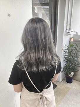 ロク 高田馬場(lok) シルバーグレー、波ウェーブ【高田馬場 美容室】/ブリーチ