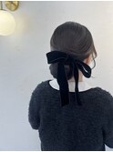 タイトアップ　シニヨン　お呼ばれヘア　ベロアリボン