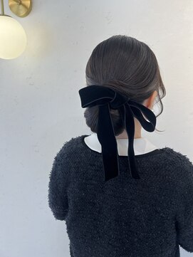 ソノ(sono) タイトアップ　シニヨン　お呼ばれヘア　ベロアリボン