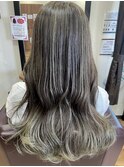 ウェーブロングヘア×ハイライトオリーブベージュ赤み消しカラー