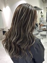 シエラ 南船場(CIERA.)&nbsp;バレイヤージュ顔周り レイヤーくびれボブオリーブグレージュ