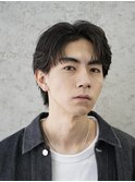 大人の抜け感を演出する、今トレンドのフェザーパーマ