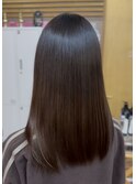 湿気で広がる髪を自然に整えるエアーストレート