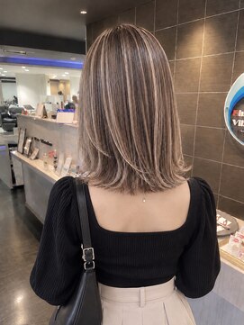 ブルーバイブレーション BlueVibration ハイライト　ベージュ　ミディアム　外ハネボブ　白髪ぼかし