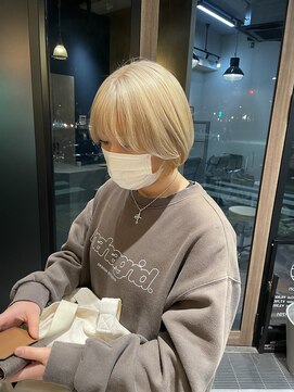 リノショアーズ 日本大通り店(RINOSHORES) ハイトーンブリーチブロンドカラー丸みショートシルエットmaaya