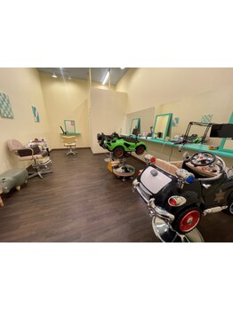 【キッズカット専門店】みんなでワクワク！クルマ型のチェアに乗ってかわいくかっこよく大変身★