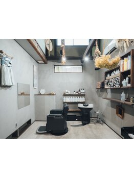 古民家1棟に1席のみのプライベート空間。カウンセリングと仕上がり時以外はお喋り少なく静かです。