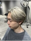 センターパート毛流れショートブリーチシルバーベージュ