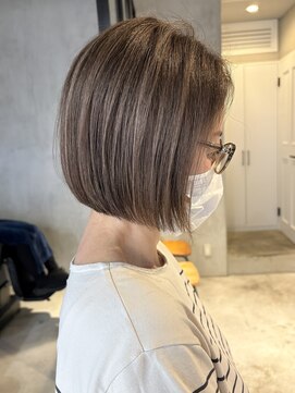 エリマ 調布(elima) 白髪ぼかしハイライト脱白髪染めハイライトミニボブ白髪ぼかし