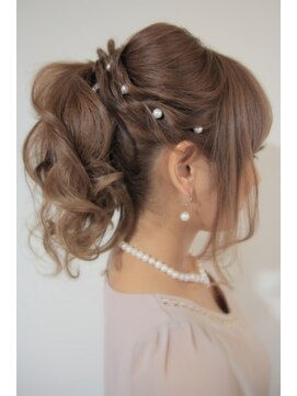 ヴィダ クリエイティブ ヘアーサロン(Vida creative hair salon) ねじりポニーテール・結婚式やパーティーに