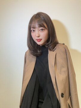 レヴィア(REVIA) ミディアムレイヤースタイル