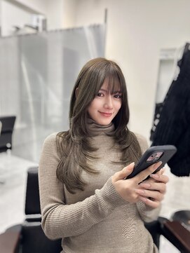 ロムーク 表参道(LOMKH) シールエクステで叶うレイヤーカット×オリーブグレージュカラー