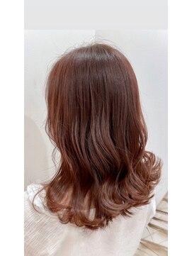 サリュー バイ イザ(Salut by IZA) ピンクブラウンカラー似合わせカット韓国風巻きセミロング