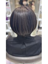クラメール 黒崎コムシティ店(Kraemer) 白髪ぼかしハイライトショートボブ