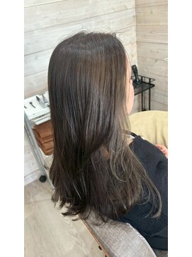 アロ(alo) 透明感グレージュの柔らかミディ