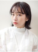 前髪の無造作なフェザーバングが大人かわいい切りっぱなしボブ