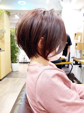 アヴァロン(AVALON) 大人ショートボブ、白髪ぼかしハイライト、丸みくびれ【BISA】