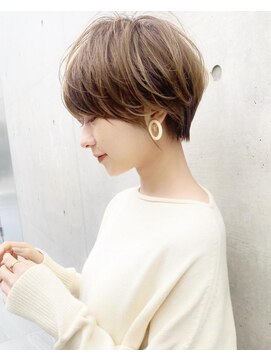 アンド ストーリーズ(&STORIES) 大人可愛い前髪ありのひし形マッシュショートパーマ20代30代