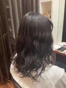 美容室ヒラトヤ 都南店 くびれヘアセミウェットウェーブショコラアッシュヴェールカラー