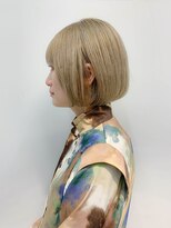 テトヘアー(teto hair) 前下がりボブ、プラチナブロンド、ホワイトブリーチ