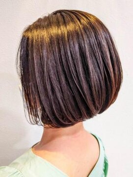 ミーティア バイ クアトロ(Meteor By QUATRO) おさまりのいいショートボブ☆