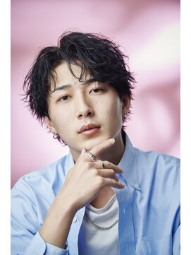 オーシャントーキョー(OCEAN TOKYO) センターパートスパイラル黒髪ツーブロック