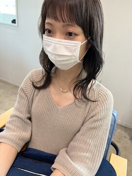 ヴァンキャトル デニム(vingt_quatre denim) 眉上バングのミディアムレイヤースタイル