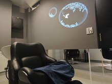 マエストロ バイ ネリネ 錦糸町(Maestro by Nerine)の雰囲気（シャンプー台は映像も利用した癒しのブースとなっております♪）