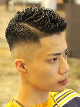 ガズル ハラジュク(GUZZLE HARAJUKU) スキンフェードカット　1カール無造作パーマスタイル