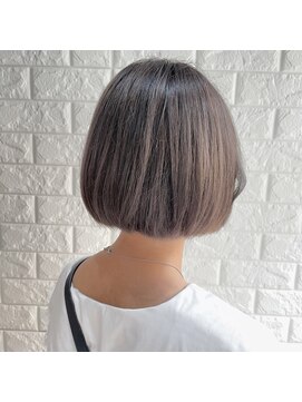 ヒップスデコ(Hip's deco) Wカラーでミニボブグレージュ。