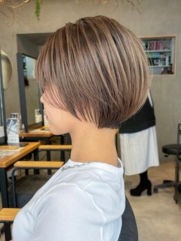 ノベルデイズ(NOVEL-DAYS)の写真/白髪ぼかし極細ハイライトでお洒落な仕上がりに◎ショートヘアやミニボブとも相性◎[白髪ぼかしハイライト]