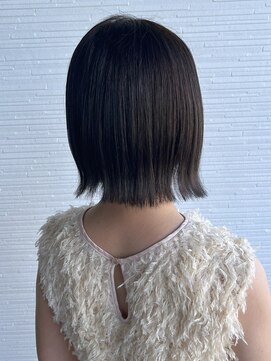 アパートメントヘアー 切りっぱなしボブ外ハネオリーブグレージュ
