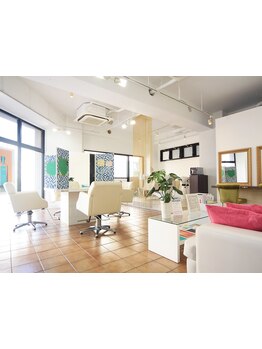 明るく解放感のある店内。白色を基調とした、ゆったりとした時間が流れる店内でまったり…♪