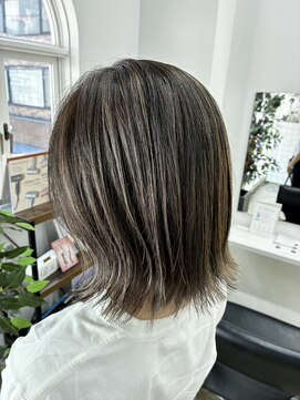 ネイビー(Navy) 寒色系ハイライト#外ハネミディアムスタイル