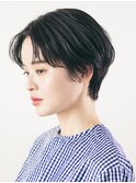 センターパートの黒髪ショートボブ