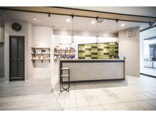 アーティーアーティー 薬院店(ARRTY ARRTY)の雰囲気（入店してすぐのオープンな雰囲気のレセプション。）