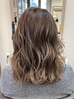 アルターリール(aL ter Rire)&nbsp;ホワイトブロンド/外ハネボブ/美髪/ワイドバング[鎌取］中村