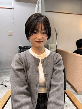 前髪ありショートボブ｜伸ばしかけでも扱いやすい丸みシルエット