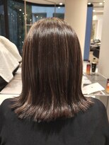 アンベリールフルー(EMBELLIR fleur)&nbsp;白髪ぼかしハイライトのミディアムボブカットスタイル