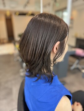 アッセンブル(ASSEMBLE) 外ハネくびれレイヤーカット×艶感アッシュグレージュ