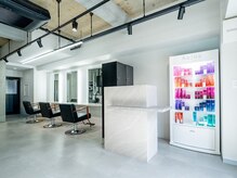 リエンスオーラ(RIENS aura)の雰囲気（モノトーンでシンプル×上質空間♪ゆったり過ごせるサロン）