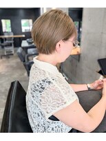 ローハ アゲオ(Lowha -ageo-)&nbsp;柔らかベージュカラー×タイトな襟足で魅せる洗練ショート