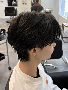 ヒュイル バイ ニアウ(Hwyl by Niau) MEN’S HAIR/センターパートウルフ/フェザーパーマ/伊勢崎