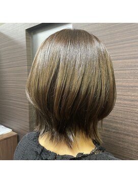 トリフォリウム 小牧店(TRIFOLIUM) レイヤーで動きを出した大人ボブ