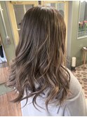 やわらか透明感×くすみブラウンのゆる巻きセミロング