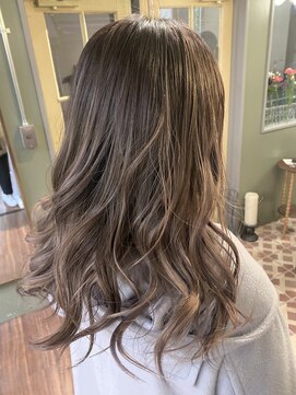 カミナ(KAMINA) やわらか透明感×くすみブラウンのゆる巻きセミロング